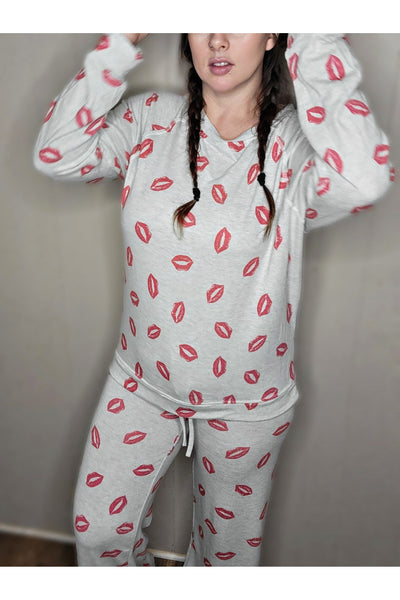 Kiss Print Cuffed Long Sleeve Top & Pant Pajama Set